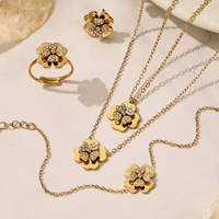 Set Perhiasan Kalung Gelang Bunga Empat Daun Zirkon Baja Anti Karat Grosir MC974 Lapis Emas 18k Anting Stud Delikat