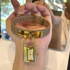 <span class=keywords><strong>Orologio</strong></span> al Quarzo Vintage <span class=keywords><strong>con</strong></span> Quadrante Unico e Alla Moda a Forma di Lucchetto, <span class=keywords><strong>Cinturino</strong></span> in <span class=keywords><strong>Pelle</strong></span> per Donne, Stile di Lusso Discreto - Product Image 2