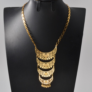 Collares largos de moda bohemios con borlas de metal pulido antideslustre, corazón, luna creciente hueca de filigrana y detalles en oro de 18k. - Product Image 1