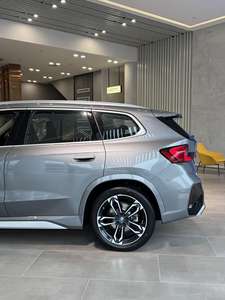 سيارة بي إم دبليو IX1 2026 X Drive 30L M <span class=keywords><strong>Sport</strong></span> مع حزمة الإصدار الليلي الكهربائية - Product Image 3