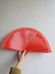 Éventail à main blanc de couleur unie Éventail pliant personnalisé Éventail cadeau faveurs de mariage Éventails faits à la main - Product Image 3