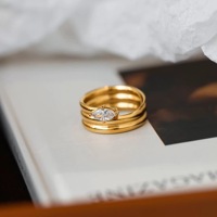 Anneaux à une seule pierre torsadée multicouches en acier inoxydable Zircon étincelant Anneau à œil de serpent pour femmes