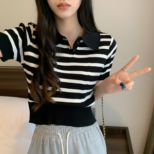 Top da donna a maniche corte in maglia a righe con colletto a due bottoni JSC-D24072603 - Product Image 1