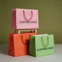 Sacs en papier carton personnalisables avec logo, qualité supérieure, directement de l'usine, pour le shopping, les vêtements et les cadeaux.