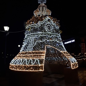 Lumières LED à motif cloche de Noël, directement de l'usine, étanches IP65, avec structure en fer, pour décoration extérieure de place commerciale - Product Image 1