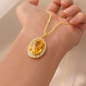 Collar con Colgante de Circonita Cúbica Grande y Hermosa de FOXI JEWELRY, Chapado en Oro Amarillo - Product Image 4