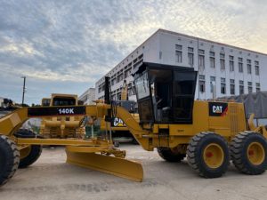 รถเกรดเดอร์ CAT 140K มือสอง สภาพดี พร้อมอุปกรณ์ริปเปอร์ สำหรับงานก่อสร้างทางหลวง - Product Image 3