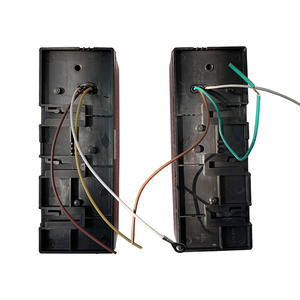 Feu arrière de remorque rectangulaire à LED Km 02, lentille rouge 12 V, ajustement universel pour remplacement et réparation gauche et droite - Product Image 1