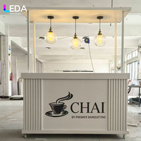 Chariot de bar mobile à panneaux cannelés blancs LEDA, luminaires suspendus en verre, logo rétroéclairé LED personnalisé, chariot à desserts pour événements de mariage