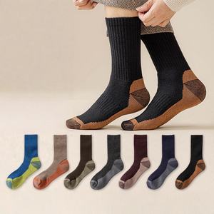 Chaussettes en <span class=keywords><strong>laine</strong></span> <span class=keywords><strong>de</strong></span> <span class=keywords><strong>mouton</strong></span> personnalisées, chaussettes en <span class=keywords><strong>laine</strong></span> mérinos pour femmes, chaussettes d'hiver chaudes, chaussettes <span class=keywords><strong>de</strong></span> ski thermiques antidérapantes, chaussettes <span class=keywords><strong>de</strong></span> randonnée à impression numérique - Product Image 2