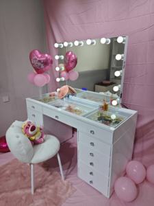 Table <span class=keywords><strong>de</strong></span> toilette moderne blanche pour chambre à coucher avec miroir LED amovible et réglable et tiroirs <span class=keywords><strong>de</strong></span> rangement - Product Image 5