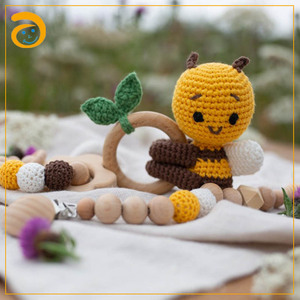 Set di 3 Sonagli a Forma di Ape per Neonati, <span class=keywords><strong>Regalo</strong></span> per Baby Shower, Set di Sonagli all'Uncinetto con Clip per <span class=keywords><strong>Ciuccio</strong></span> e Massaggiagengive in Legno Fatto a Mano - Product Image 3