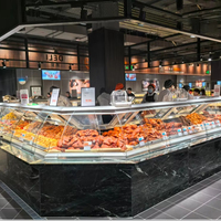 Équipement de réfrigération commercial incurvé à grande capacité personnalisable avec refroidissement par air pour supermarchés, compatible avec divers aménagements de magasins