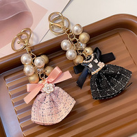 Article tendance : Porte-clés mini-robe perlée fait main |   Breloque de sac mignonne, cadeau