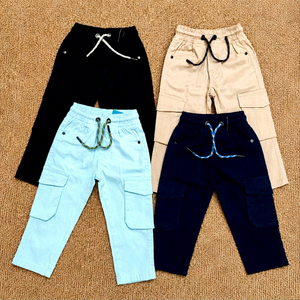 Pantalon cargo pour garçons, couleur unie, taille élastique avec cordon de serrage, pantalon décontracté avec poches plaquées, longueur intégrale, tissu sergé, lot de stock - Product Image 1