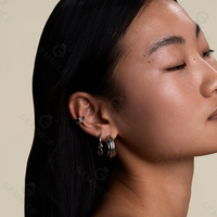 Pendientes de Aro Gemnel Apilables y Desmontables con Dije de Pera, Circonita Cúbica de Granate Brillante y Baño Multicolor para Estilo de Oreja en Capas