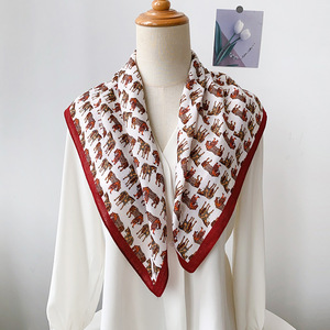 マットなソフトポリエステルネッカチーフは、コットンリネンのような見た目と感触で、エレガントなスクエアスカーフの質感を持つ女性用プリントスカーフ、68*68cm、ODM/OEM対応 - Product Image 5