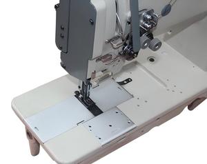 Machine à coudre industrielle à double aiguille à bras plat à grande vitesse 4420 pour matériaux épais et usage intensif - Product Image 4