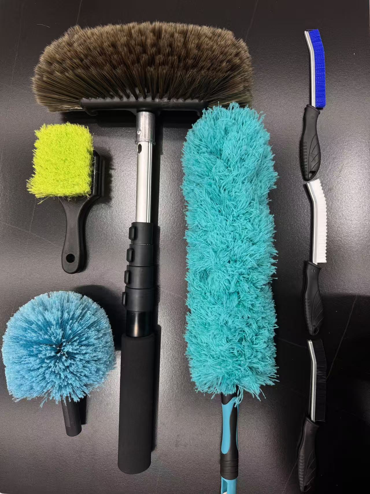Ensemble bleu et pinceaux