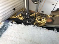 Machine à tufter les tapis à double aiguille à alimentation par la pointe, à point de chaînette, à lit plat, économe en énergie et de haute qualité RNV-008