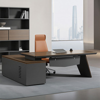 Poste de travail de direction de luxe en L avec double plateau de 60 mm, prise intégrée et armoire latérale, placement gauche ou droit, bureau