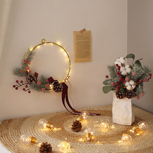 Ghirlanda Natalizia con Pigne, Bacche, Nastro e Luci Bianche Calde - Decorazione per Vetrine e Allestimenti Floreali - Product Image 1