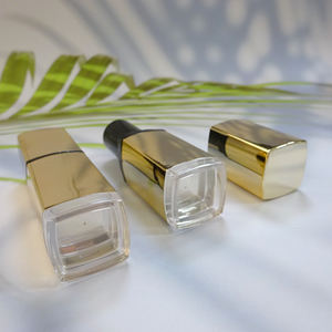 Tubo de lápiz labial rojo y dorado metálico cuadrado personalizado con anillo Base transparente dorada Embalaje de lápiz labial de plástico Caja vacía - Product Image 5