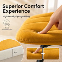 Chaise de salle à manger rembourrée jaune doré avec dossier et assise capitonnés à cannelures verticales, pieds coniques noirs pour restaurant et hôtel