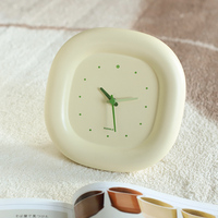Horloge de bureau moderne et créative pour la décoration de la maison, horloge à quartz en plastique simple et mignonne, affichage circulaire à bulles et à aiguilles