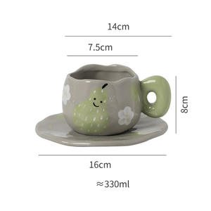 Tazas y platillos de café pintados a mano con motivos de pera, caqui y manzana, creativos, moldeados a mano, de cerámica irregular, para la hora del té. - Product Image 1