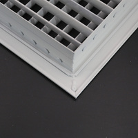 Grille linéaire à double déflection en aluminium blanc et registres pour la climatisation des plafonds de chambres d'hôtel