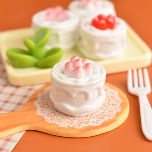 Modelo de Cabujón Plano de Resina Artística Pintado a Mano con Diseño de Pastel de Fresa para Manualidades de Comida en Miniatura - Product Image 5