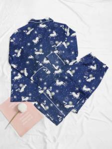 Ensemble de pyjamas en satin pour femmes à la mode en stock pyjamas en soie de glace en satin pour femmes minces à manches longues pyjamas à motif imprimé pour femmes - Product Image 5