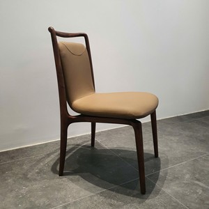 Chaise de salle à manger scandinave design en bois massif, coussin rembourré en cuir pleine fleur, mobilier haut de gamme pour la maison et les restaurants PISANO - Product Image 4