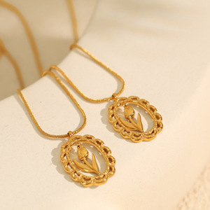 สร้อยคอรูปวงรีลายฉลุ ดีไซน์หัวใจดอกทิวลิป ทำจากโลหะผสมสังกะสีชุบทอง สร้อยคอจี้แฟชั่น - Product Image 1