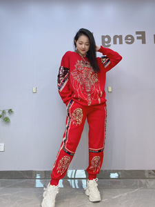 ชุดผู้หญิงปักเลื่อมสีแดง เสื้อสเวตเตอร์คอกลมแขนยาว กางเกงจ็อกเกอร์ ชุดวอร์มสองชิ้น ฤดูใบไม้ร่วงฤดูหนาว - Product Image 2