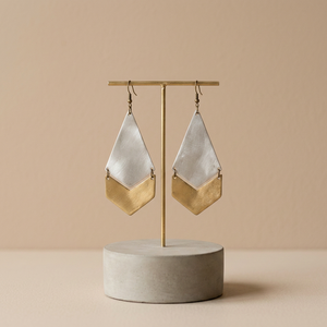 Boucles d'oreilles en laiton plaqué argent et or antique, style flèche, tendance, style classique pour femmes et jeunes filles, à porter en soirée - Product Image 1