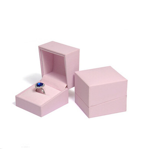 Exquisita Caja de Joyería Rosa para Anillos, Colores y Logotipos Personalizables, Mini Caja de Joyería con Tapa Abatible, Caja de Joyería de Plástico - Product Image 1