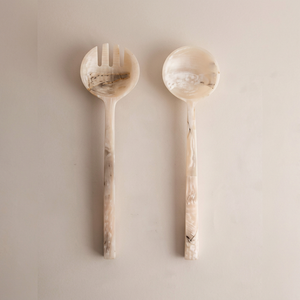 Ensemble élégant de cuillères et fourchettes à salade en résine marbrée beige, ustensiles en acrylique faits à la main, vaisselle moderne pour la restauration et les mariages - Product Image 1
