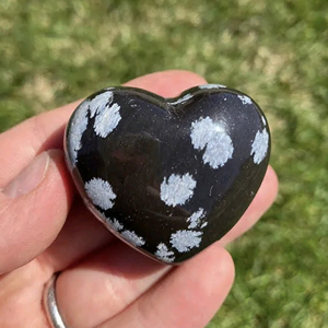 Piedra de Corazón Abultado de Obsidiana Nieve Pulida, Cristal Curativo y Decoración para el Hogar, Regalo y Artesanía, Precios al por Mayor - Product Image 1