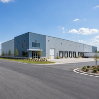 Centre de distribution logistique en acier, entrepôt industriel, bâtiment de stockage préfabriqué, quai de chargement métallique