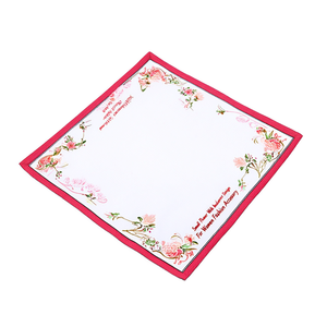 Pañuelo cuadrado con diseño de flores pequeñas de 70x70 cm con borde decorativo para mujer, accesorio de moda. - Product Image 1