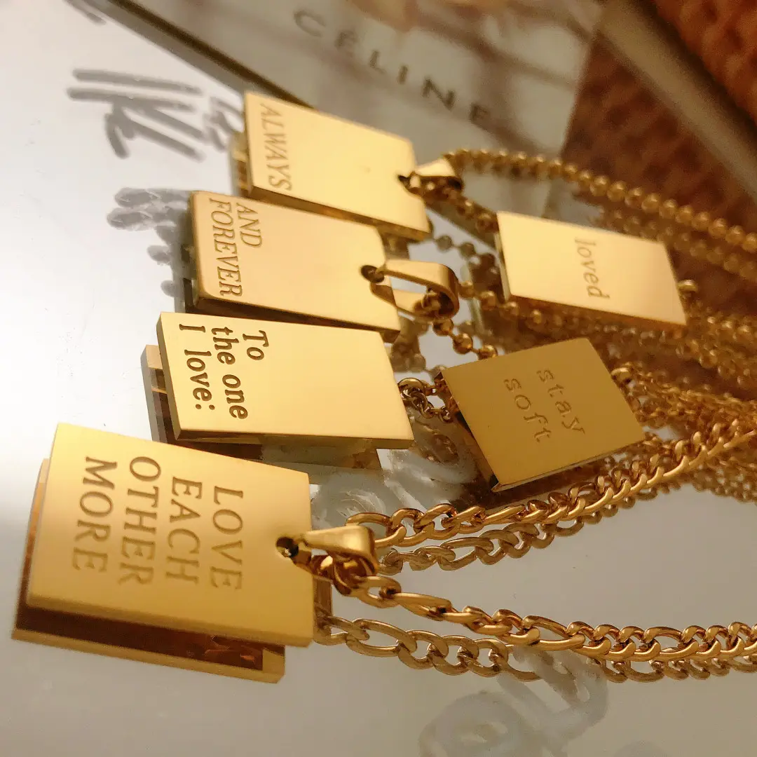 Personal isierte benutzer definierte PVD 18 Karat vergoldet Edelstahl gravierte Brief inspirierende Zitat Rechteck Anhänger Halskette