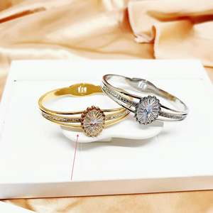 Bracelets et joncs en cristal X-A800-E035G - Product Image 1