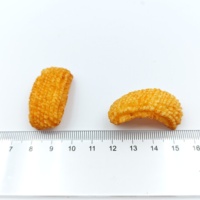 Craquelins de riz uniques en forme de rouleau de calmar à texture quadrillée, snacks croustillants aux céréales et assaisonnement tomate piquant pour service OEM en marque blanche