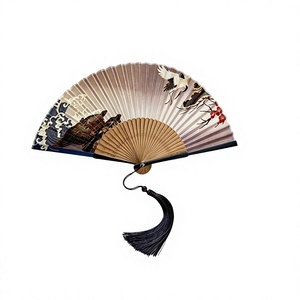 Éventail pliant artisanal en bambou avec motif moderne de grue et de vague peints, pompon noir, objet d'art de collection, cadeau de mariage - Product Image 1