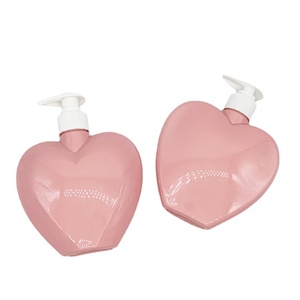 Bouteille vide <span class=keywords><strong>en</strong></span> <span class=keywords><strong>plastique</strong></span> PET rose <span class=keywords><strong>en</strong></span> forme de cœur de 380 ml, sérigraphiée, fabriquée au Guangdong, pour gel douche/shampoing/<span class=keywords><strong>sous</strong></span>-vêtements/linge - Product Image 2