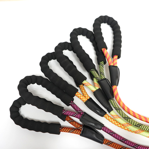 Lujosa correa de cuero para perros con relleno suave Bungee Jumping, correa redonda reflectante de nailon duradero para perros y Mascotas - Product Image 3