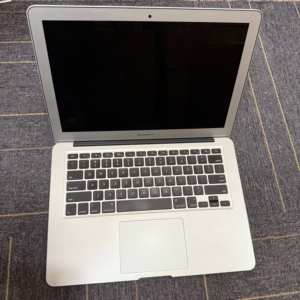 MacBook <span class=keywords><strong>Air</strong></span> <span class=keywords><strong>2017</strong></span> รุ่น A1466 ซีพียู i5 แรม 8GB SSD 256GB คีย์บอร์ดเกาหลี ดูอัลคอร์ ตัวเครื่องโลหะ คุ้มค่าคุ้มราคา แล็ปท็อปมือสอง - Product Image 1