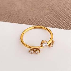 แหวนไทเทเนียมสตีลขายส่ง ดีไซน์เรขาคณิต เรียบบาง ประดับเพชร 5 เม็ด ไม่ลอก ไม่ดำ สำหรับงานหมั้น - Product Image 4